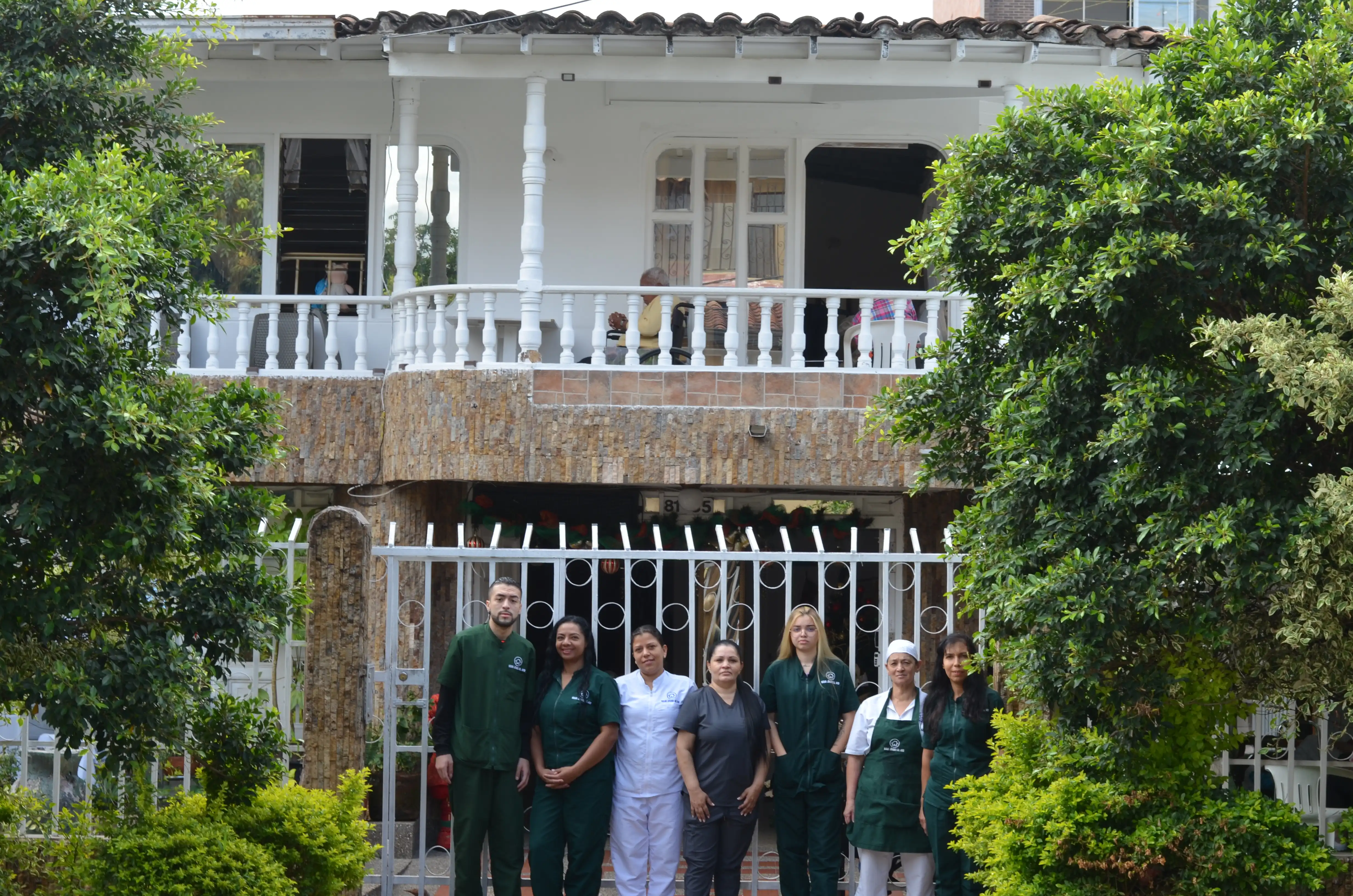 Equipo de cuidadores del hogar geriátrico Jóvenes del Ayer acompañando a adultos mayores en Medellín